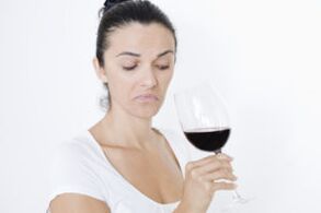 жена пие вино как да се откаже