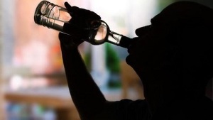 първите признаци и симптоми на алкохолизъм